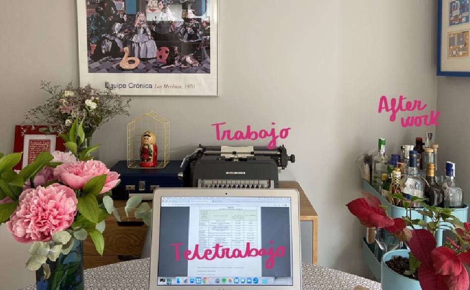 Mi mesa de teletrabajo, con vistas al carrito del afterwork y flores por todas partes