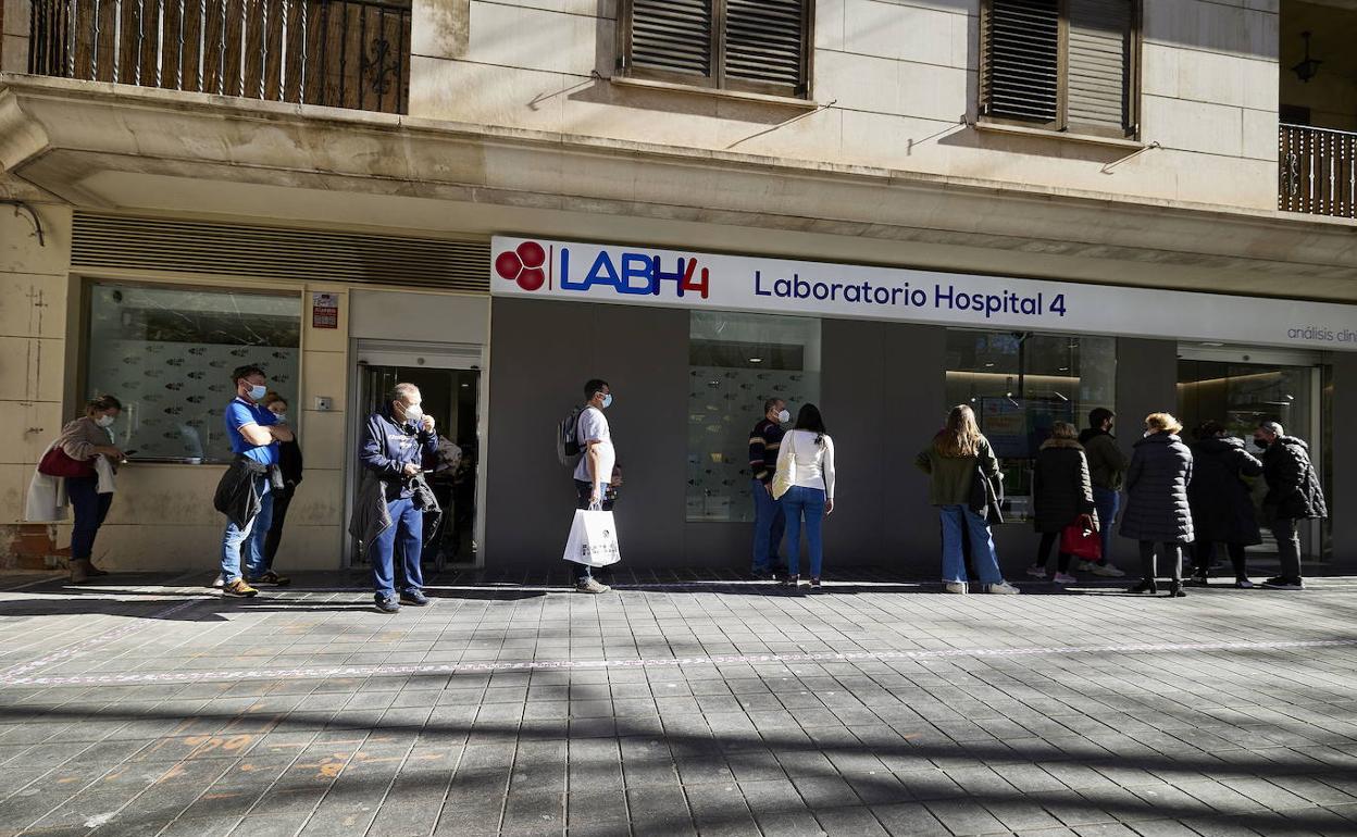 Colas en un laboratorio de Valencia para las pruebas de Covid. 