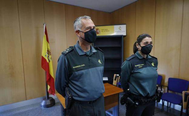 Imagen principal - Agentes de Guardia Civil, Bomberos, Proteccion Civil y Policia Local que participaron en el rescate de los ancianos que hubo que evacuar durante el incendio de la residencia de ancianos de Moncada. 