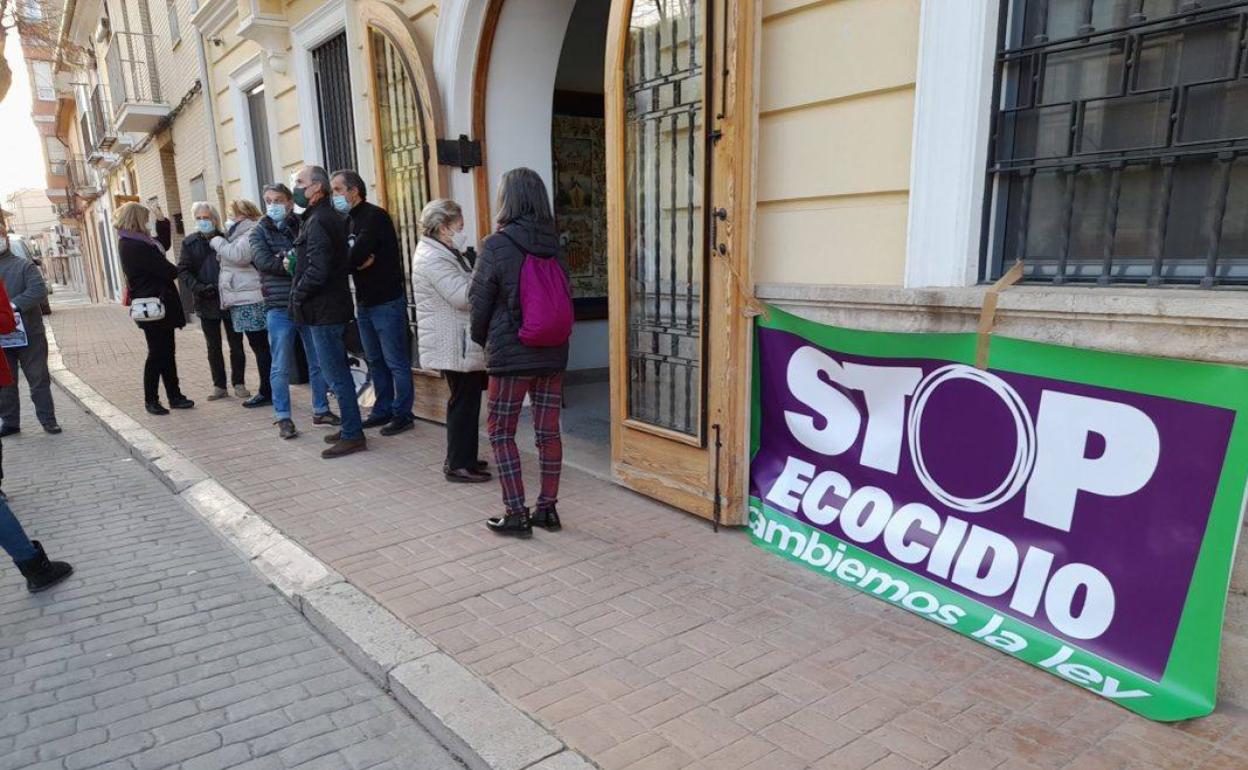 Los representantes han entregado las firmas en el ayuntamiento. 