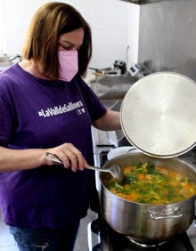 Imagen secundaria 2 - Los ingredientes, el plato en la mesa y Luisa Vercher, del bar restaurante L'Aplec, cocinando. 