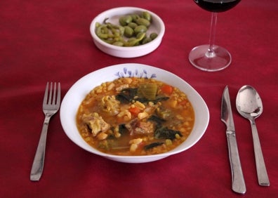 Imagen secundaria 1 - Los ingredientes, el plato en la mesa y Luisa Vercher, del bar restaurante L'Aplec, cocinando. 