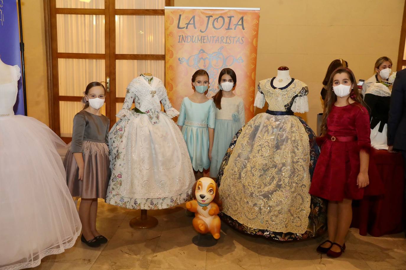 Fotos Fallas 2022: Presentación de la indumentaria oficial de las falleras mayores de Valencia y cortes