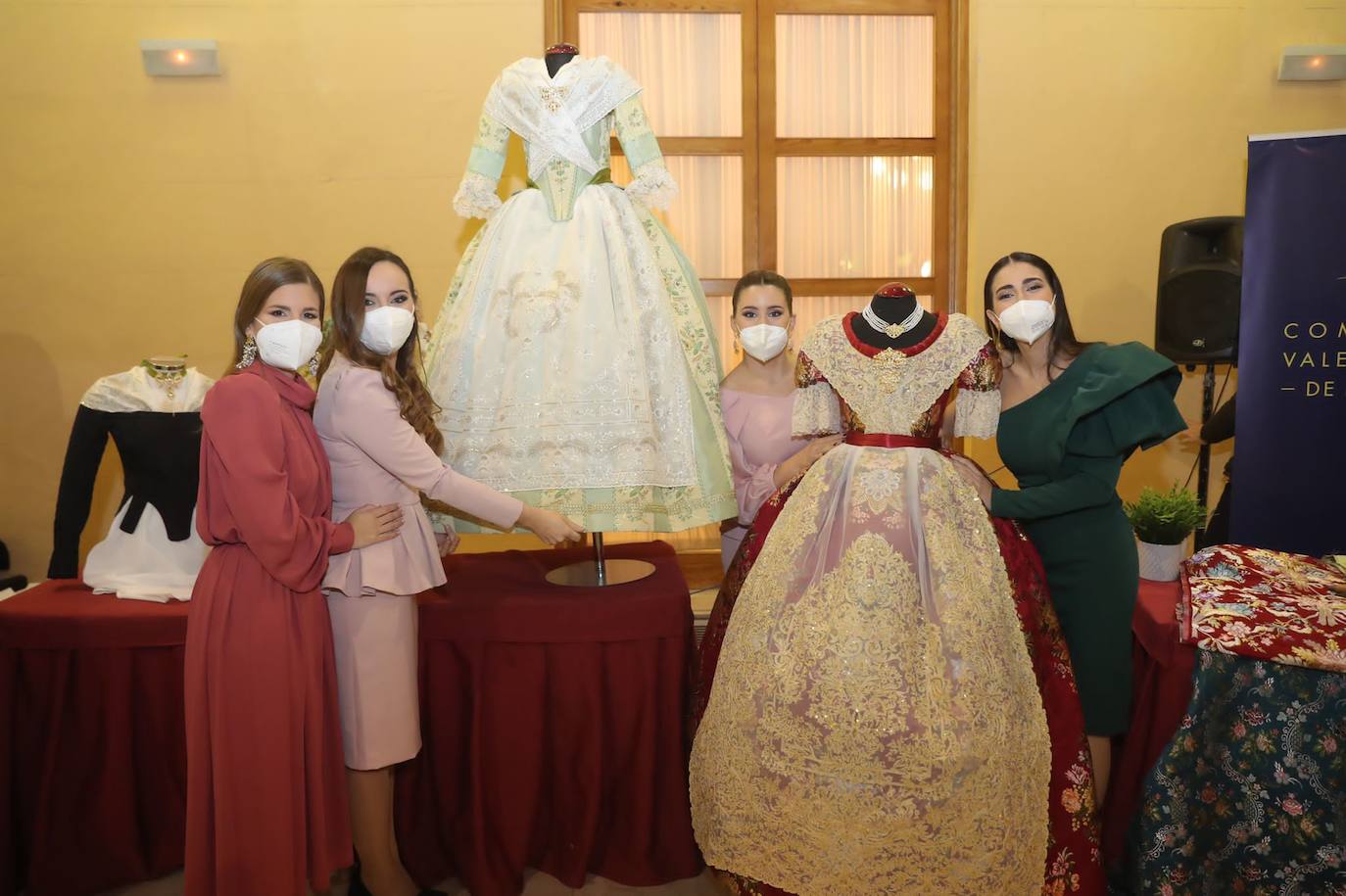 Fotos Fallas 2022: Presentación de la indumentaria oficial de las falleras mayores de Valencia y cortes