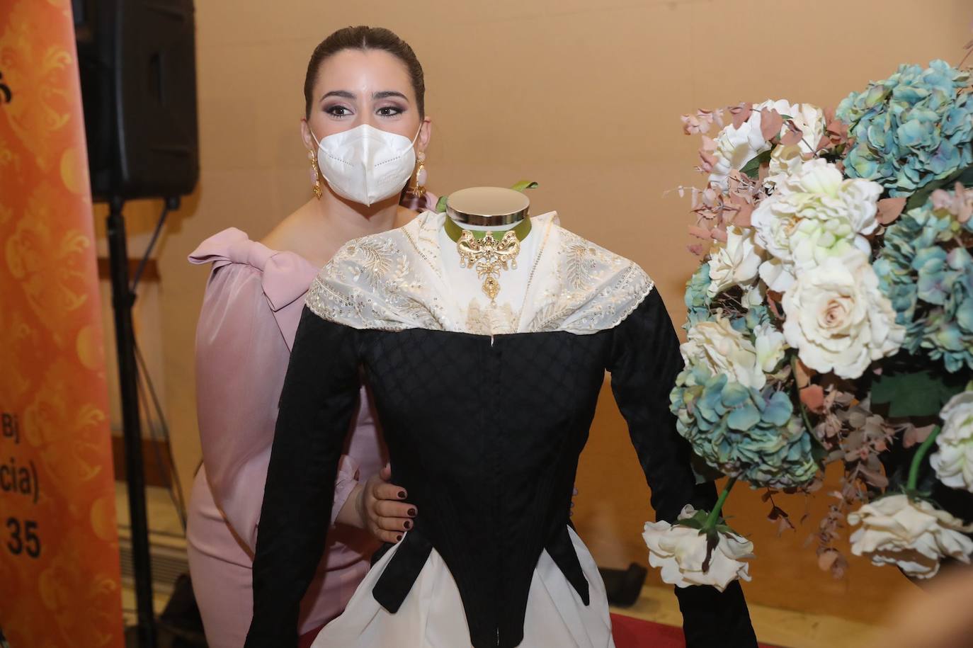 Fotos Fallas 2022: Presentación de la indumentaria oficial de las falleras mayores de Valencia y cortes