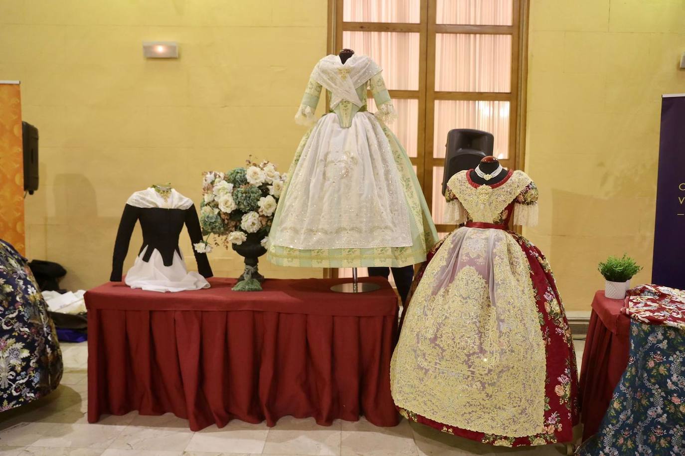 Fotos Fallas 2022: Presentación de la indumentaria oficial de las falleras mayores de Valencia y cortes