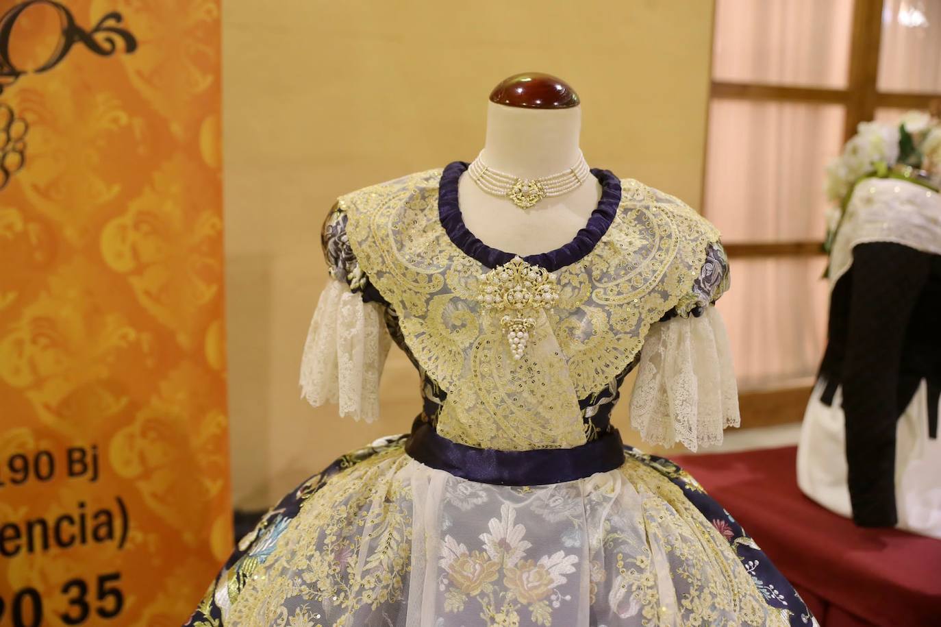 Fotos Fallas 2022: Presentación de la indumentaria oficial de las falleras mayores de Valencia y cortes