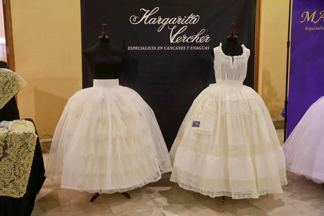 Fotos Fallas 2022: Presentación de la indumentaria oficial de las falleras mayores de Valencia y cortes