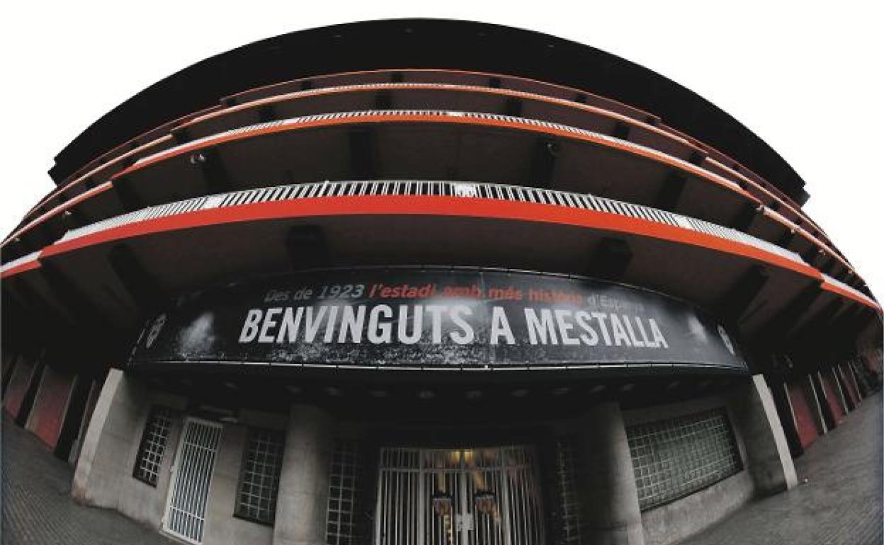 Puerta principal del Estadio de Mestalla, en Valencia