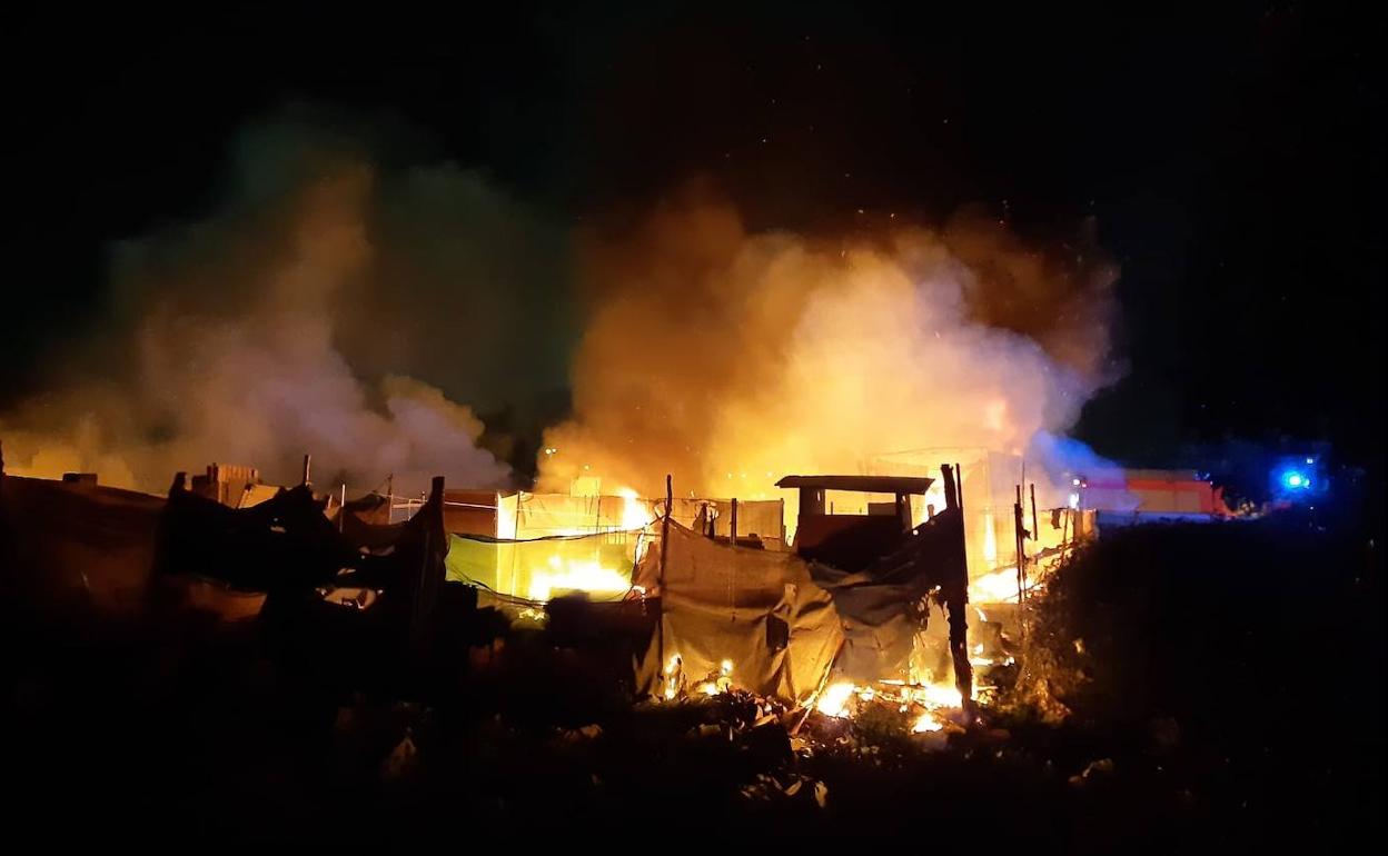 El fuego devora las chabolas del descampado de Mislata. 