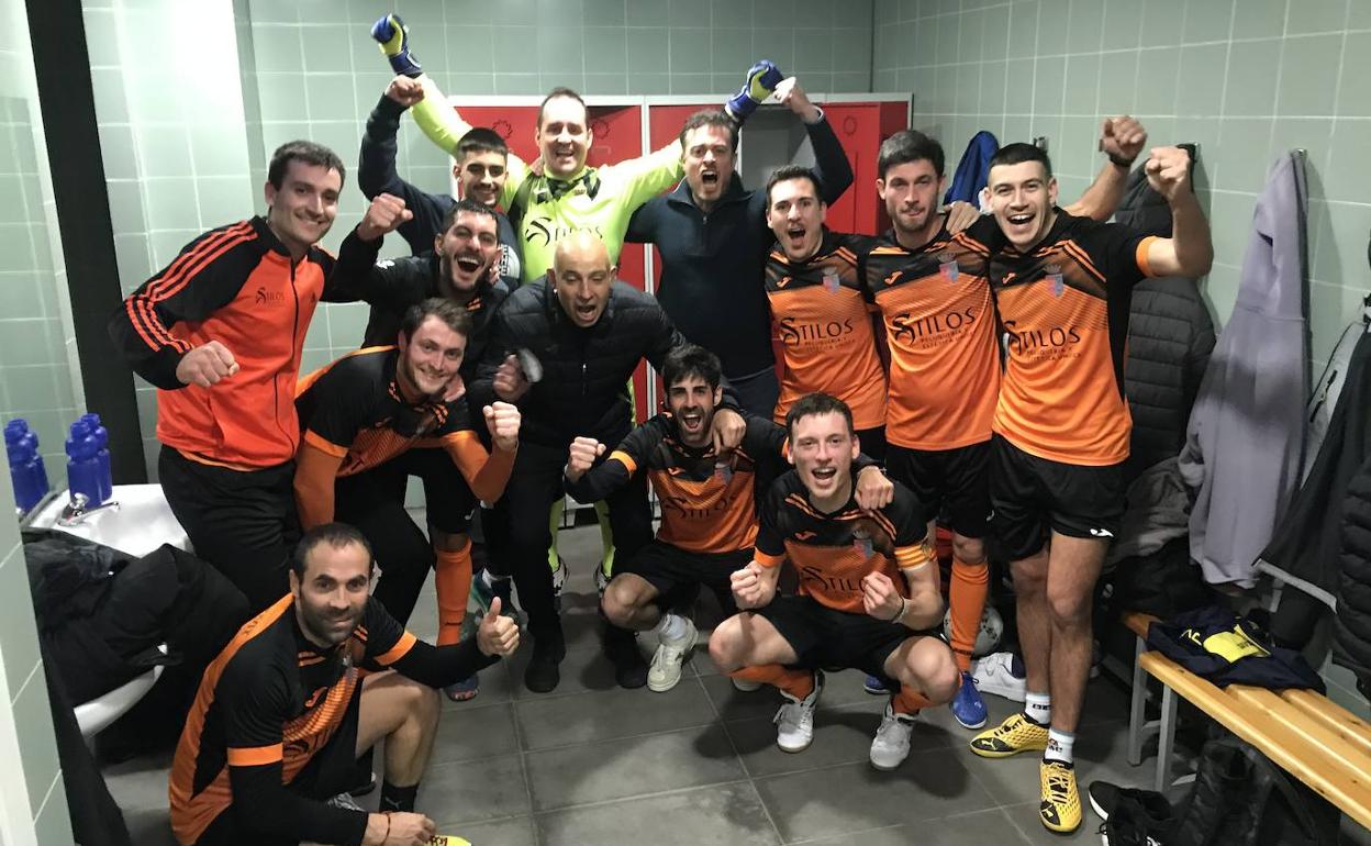 El equipo de Peluquería Stilos Ràfol celebra la victoria tras el encuentro frente a Bodegas Aguilar. 