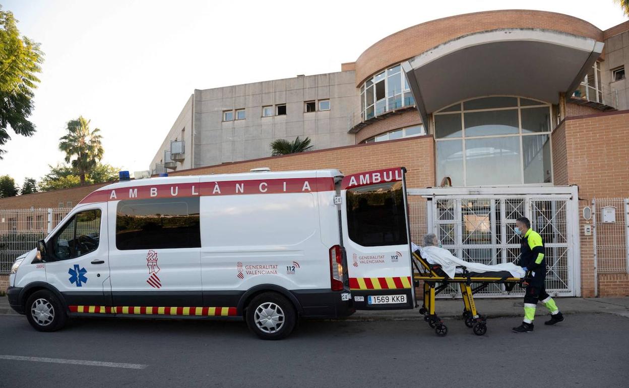 Personal sanitario traslada a una de las personas afectada por el incendio en la residencia de mayores de Moncada. 