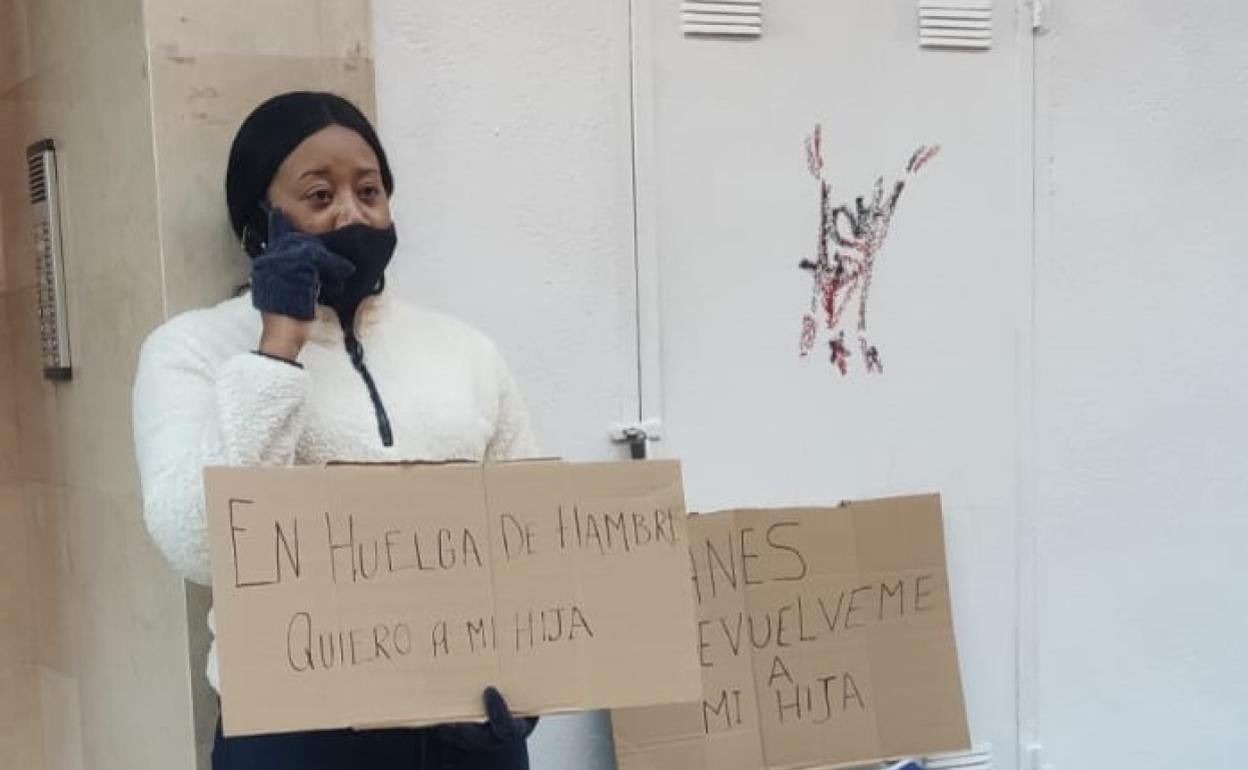 Veronique Laporte, la madre haitiana que reclama a su hija en Xàtiva. 