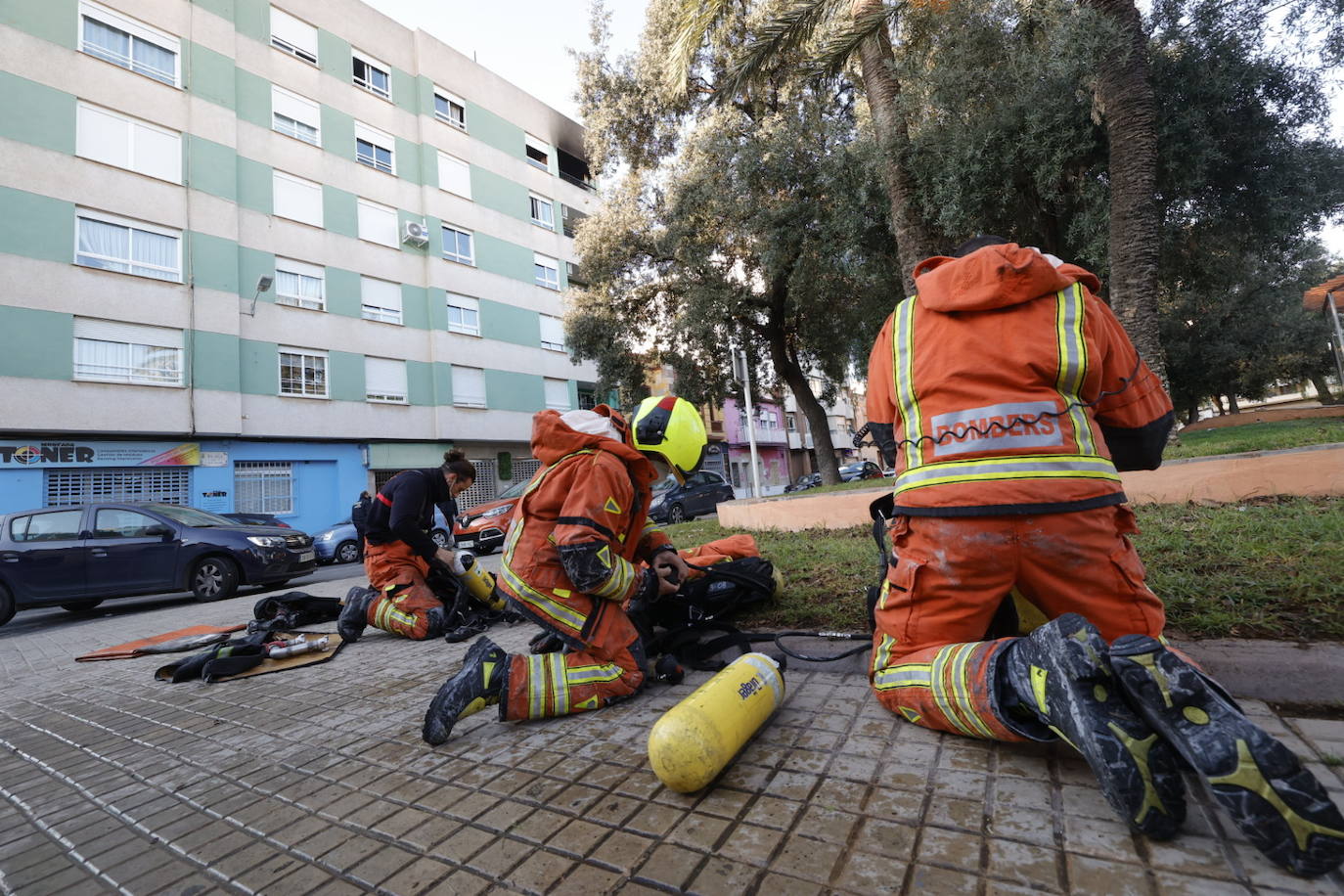 Fotos: Una mujer y su hijo fallecen en un incendio en Moncada