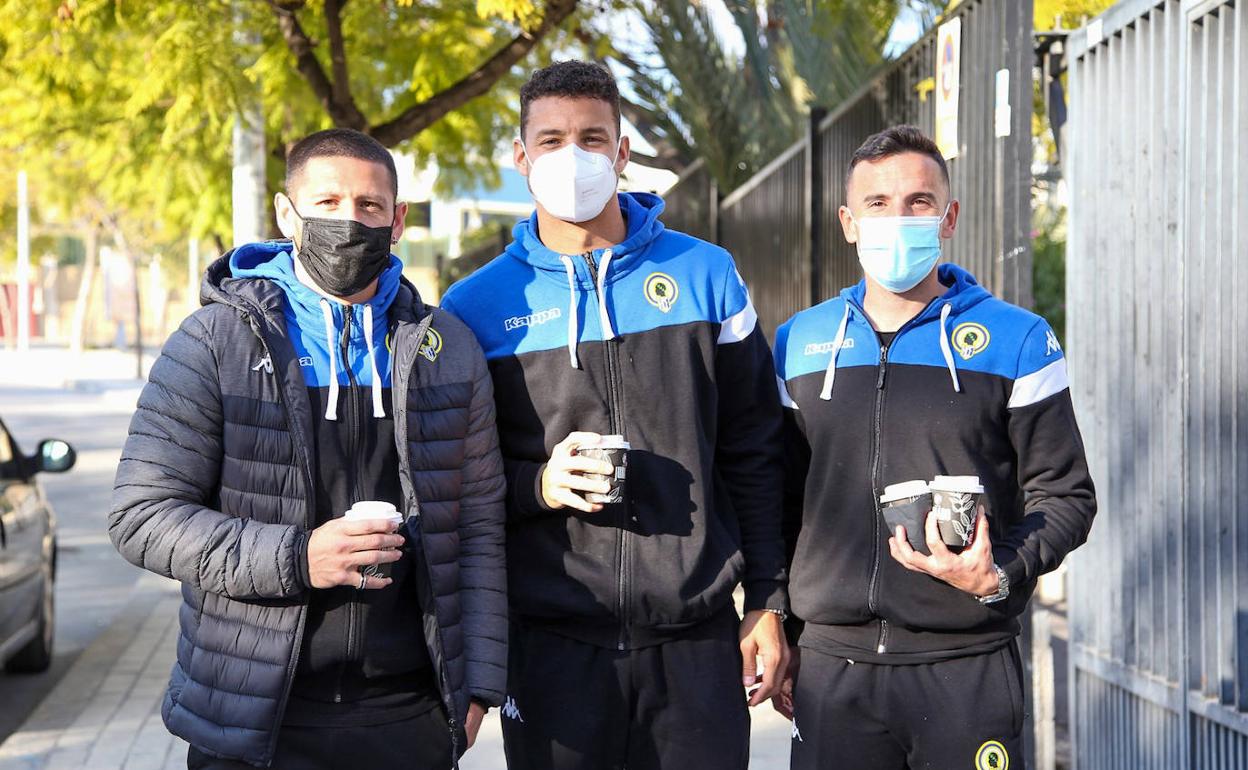 Acuña, Tano y José Manuel Fernández, ayer, antes de viajar en autocar a la capital nazarí. 