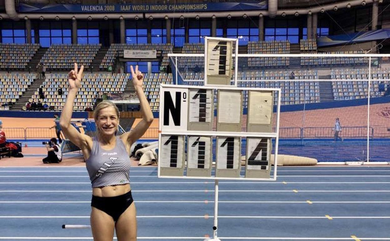 Eva Gadea posa en la pista del Luis Puig con el cartel de su marca que supone un récord del Mundo. 