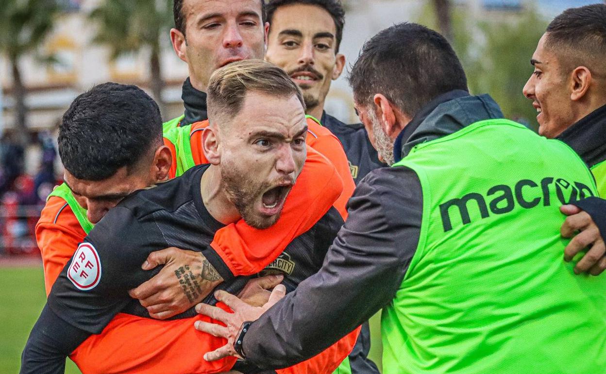 Cristian Herrera celebra el gol del Intercity con los compañeros de banquillo. 