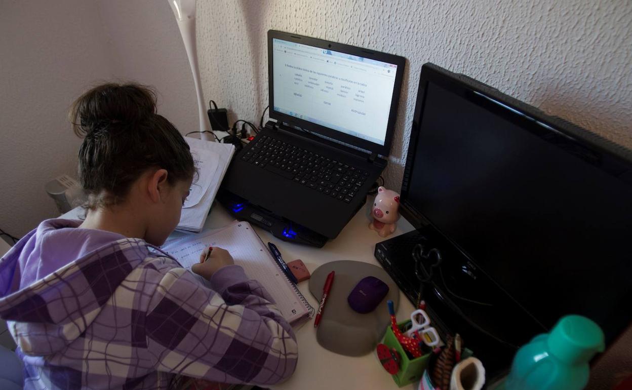 Una alumna realizando tareas de clase durante el confinamiento domiciliario. 