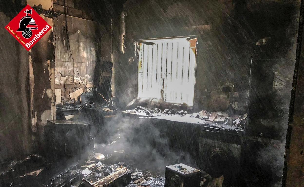 La planta baja de la vivienda quedó muy afectada por las llamas. 