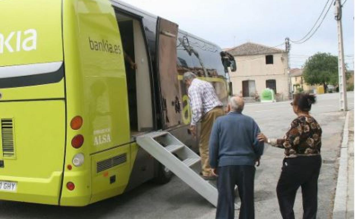 Tres clientes suben al 'ofibús' de Bankia (ahora Caixabank) en la localidad segoviana de Lastras de Cuéllar. 