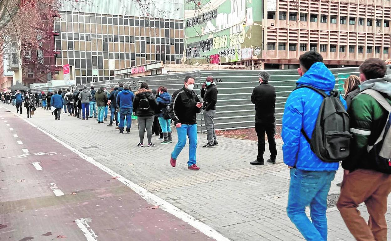 Cientos de personas hicieron cola ayer para vacunarse a las puertas del Hospital Clínico.