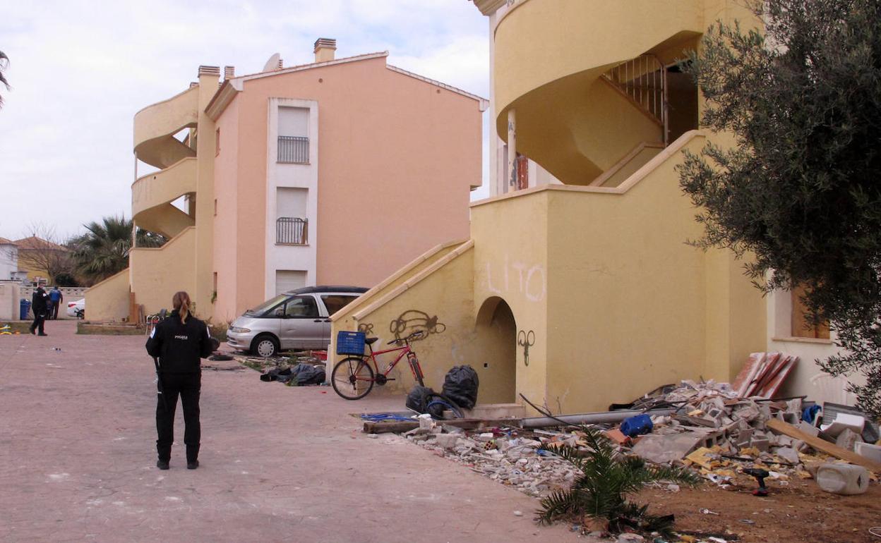 Efectivos de seguridad controlando el proceso de desalojo y tapiado de viviendas en La Siesta. 