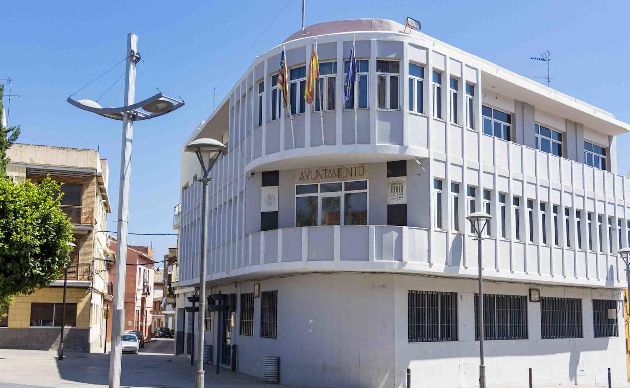 El ayuntamiento de la localidad. 