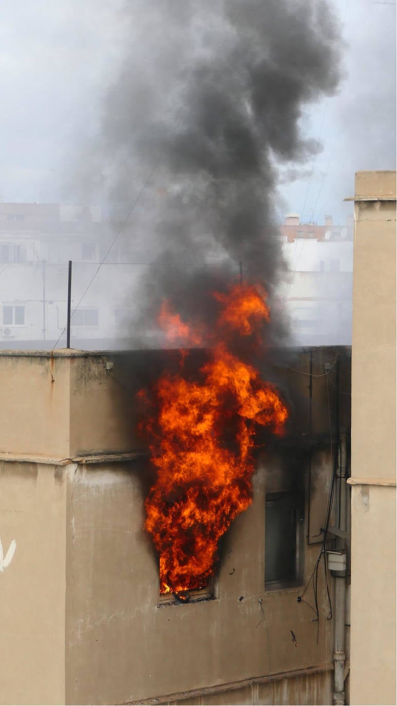 Incendio en una vivienda del barrio de Abastos de Valencia. 