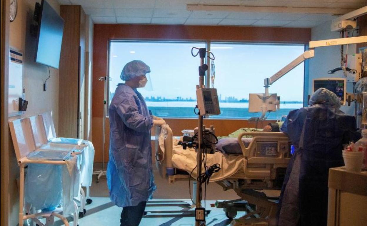 Enfermo de covid, atendido en un hospital. 