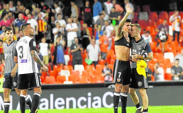 Toni Lato consuela a João Cancelo, que entre lágrimas, se despide de la afición del Valencia