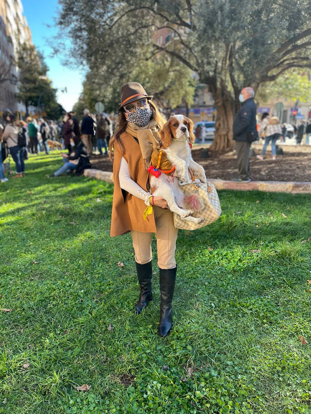 Nuria Pérez de Loma con su perro Serkan en la bendición de San Antonio Abad.