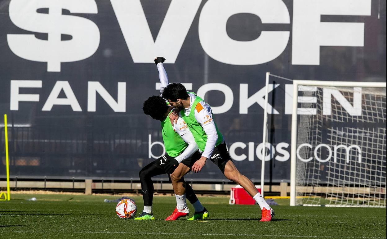 Comert y Correia, este jueves en el entrenamiento. 