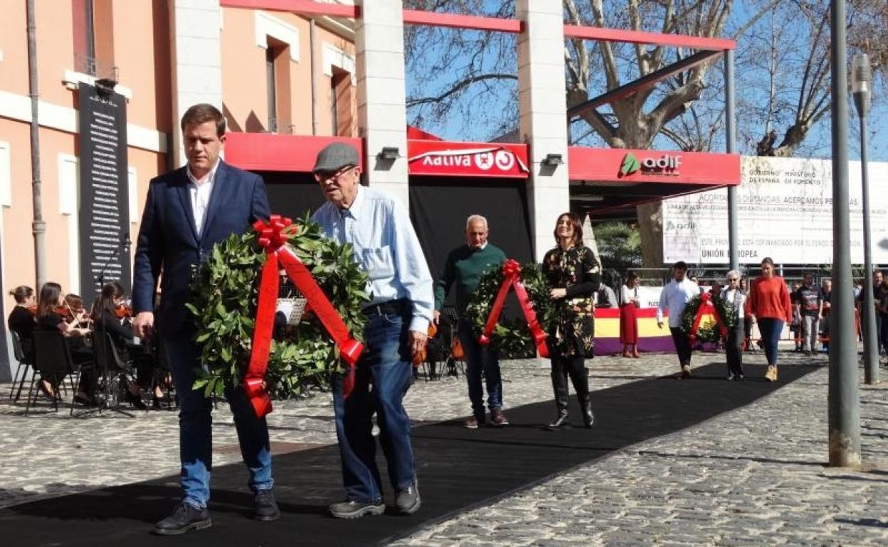 Acto homenaje a las víctimas del bombardeo de la Estación de Xàtiva en años anteriores. 