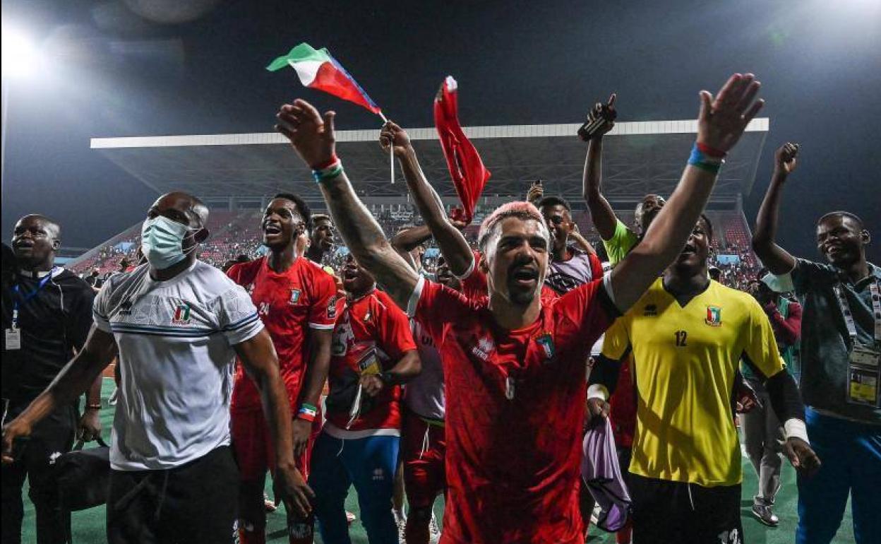 Los jugadores de Guinea celebran la clasificación