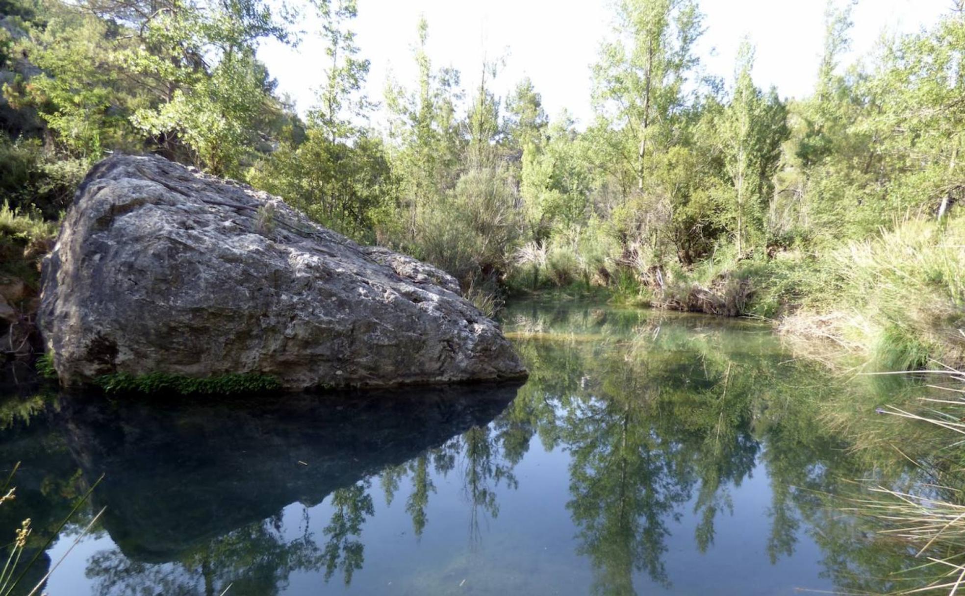 Una de las múltiples balsas o pozas que esperan durante el increíble recorrido por el que también descubriremos pinos y almendros. 