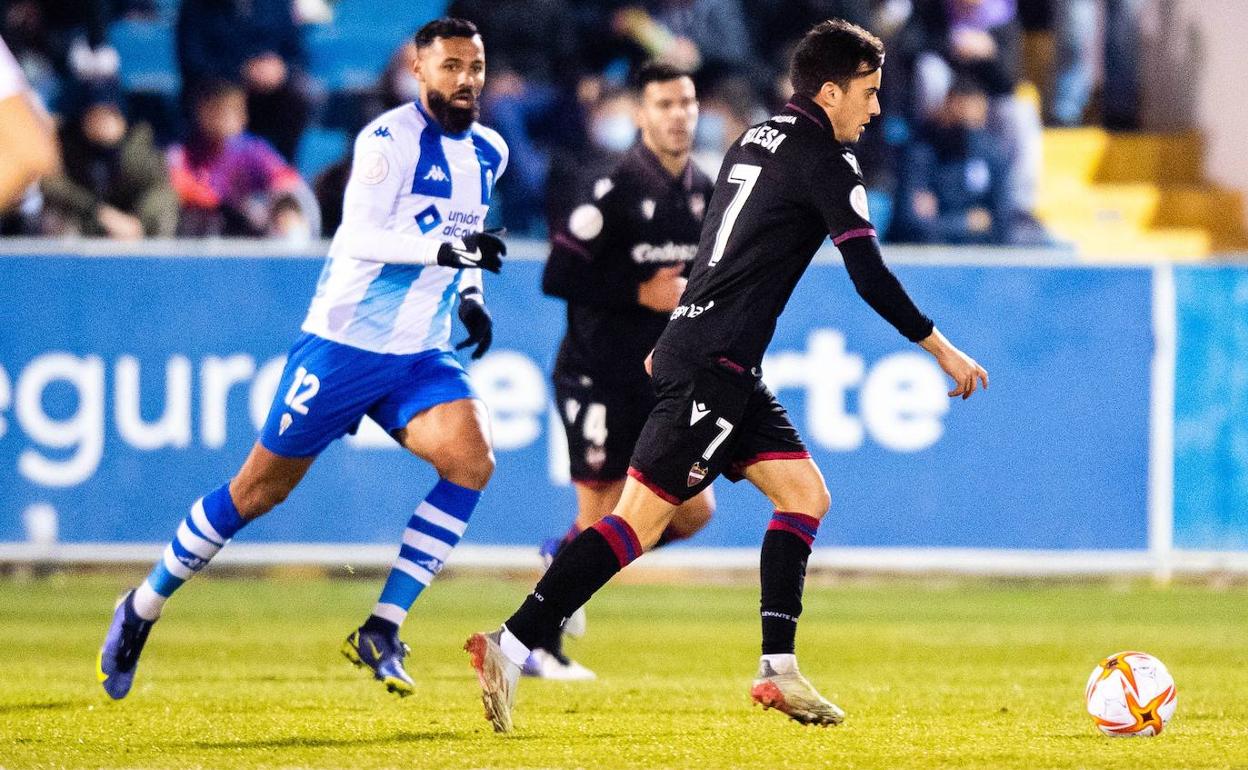 Álex Blesa avanza con el balón durante el partido de Copa contra el Alcoyano. 