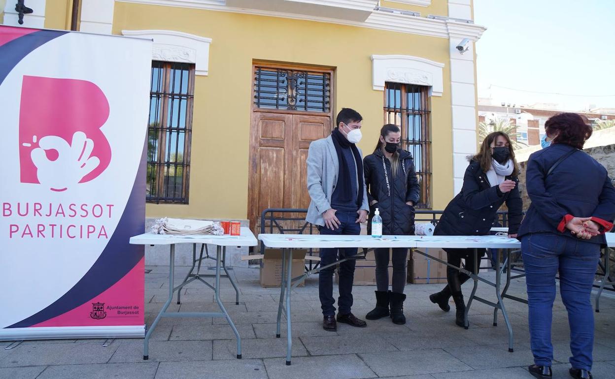 Una mesa informativa de los presupuestos participativos. 