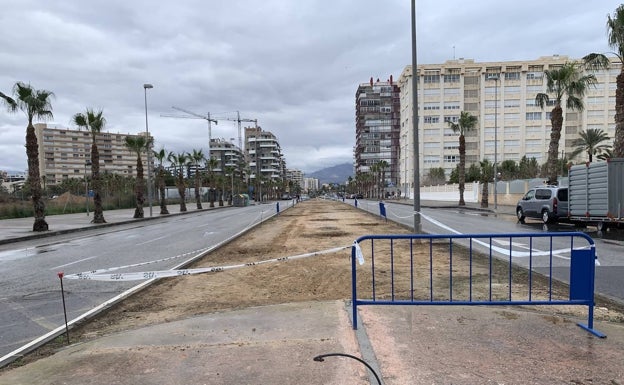 Obras en la mediana de la avenida Costa Blanca frente a la nueva parcela que será remodelada. 