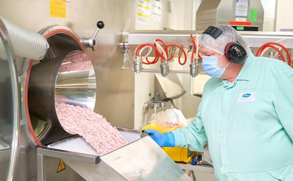 Producción de la pastilla de Pfizer en una fábrica de Friburgo (Alemania).