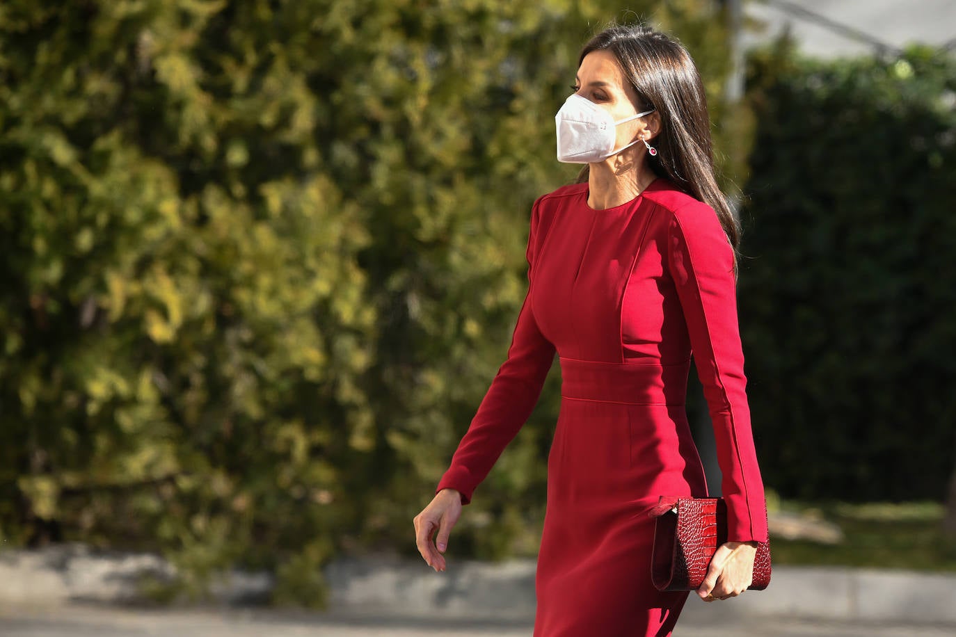 Fotos Letizia: La Reina Letizia deslumbra con un sofisticado vestido rojo