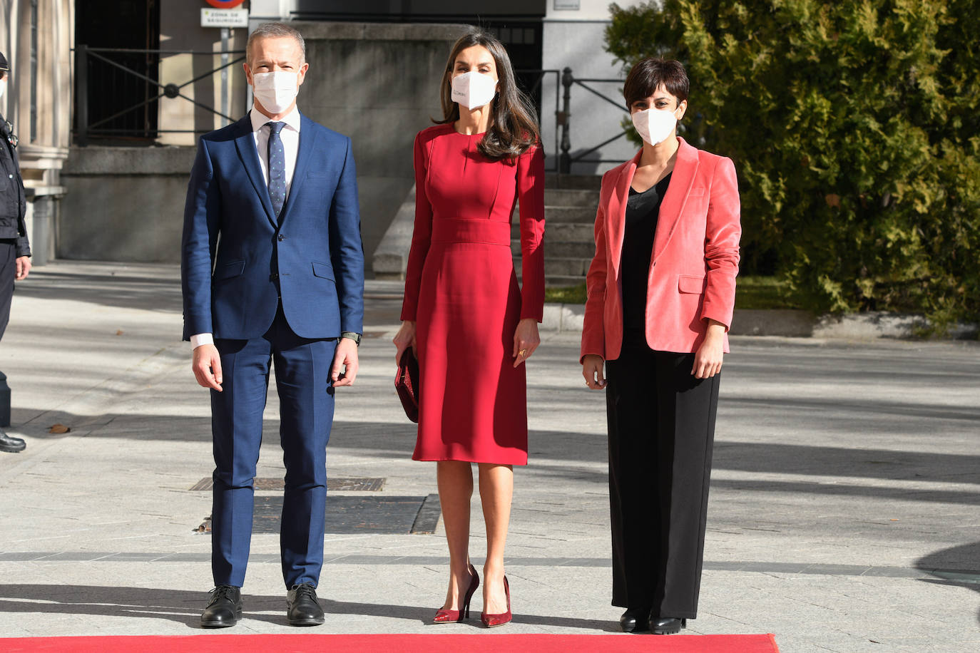 Fotos Letizia: La Reina Letizia deslumbra con un sofisticado vestido rojo