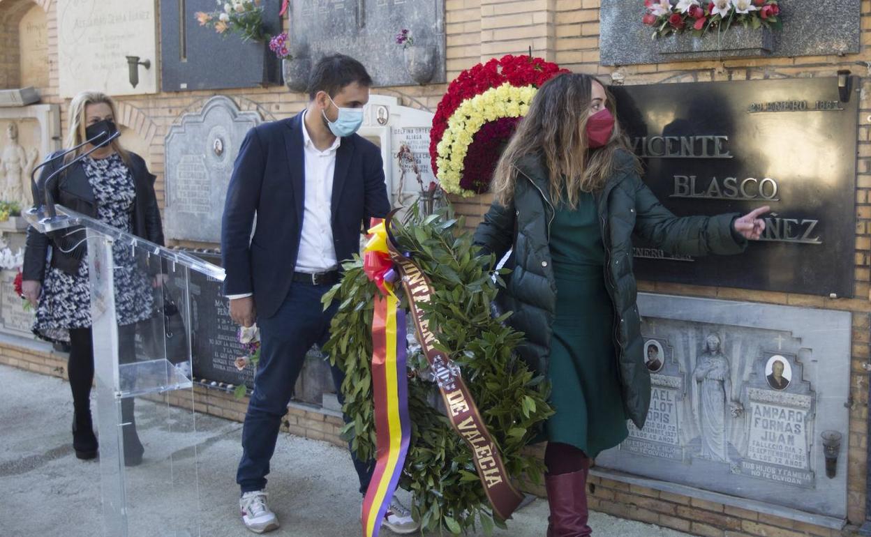 Momento en el que se ha depositado la corona de laurel ante el nicho del escritos. 