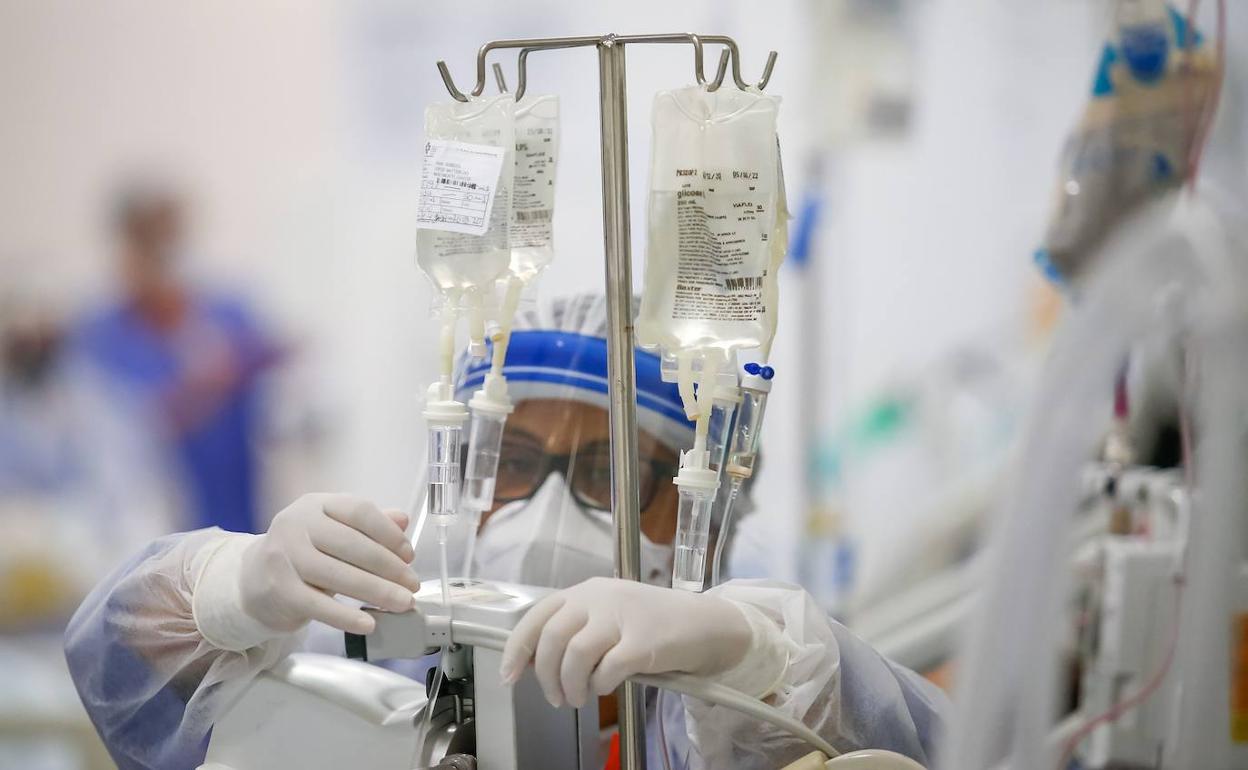 Sanitarios en un hospital con pacientes con covid. 