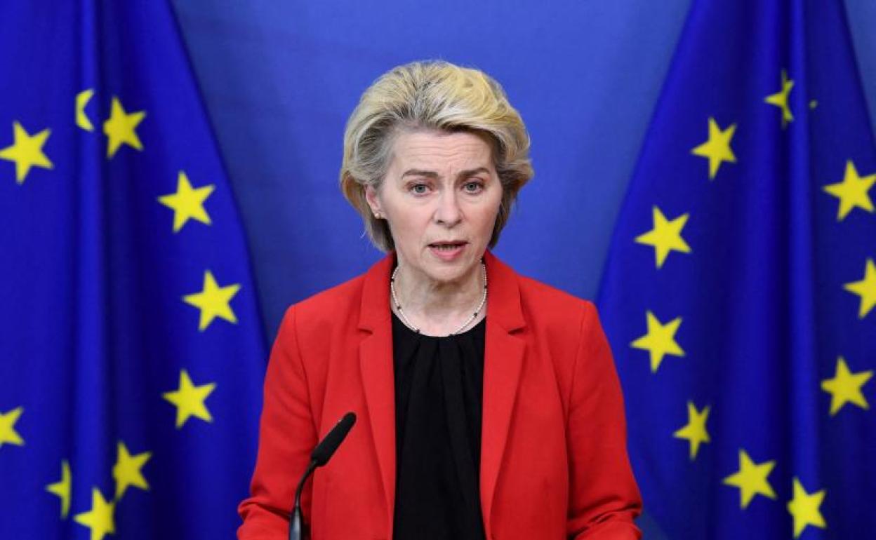 La presidenta de la Comisión Europea, Ursula von der Leyen, da una declaración sobre Ucrania en la sede de la UE en Bruselas.