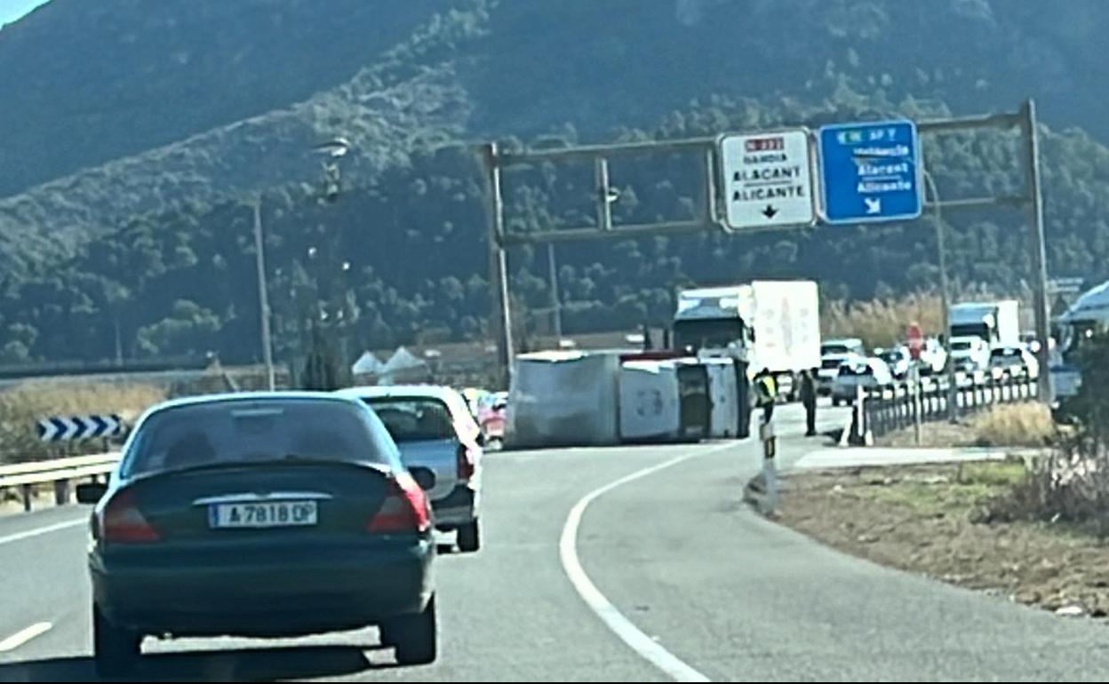 El camión ha quedado ha acabado volcado en medio de la carretera. 