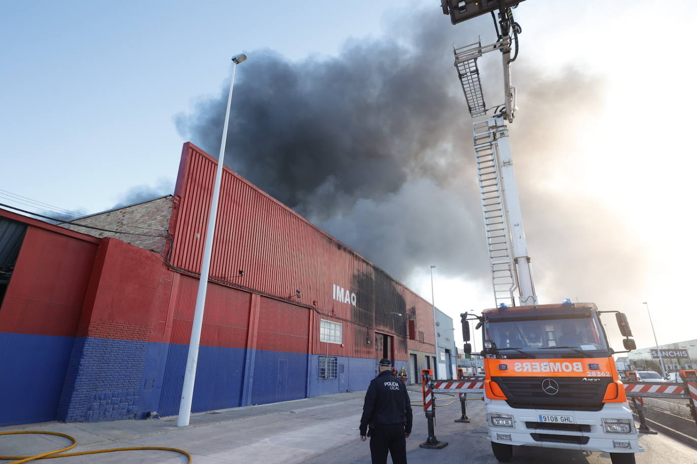 Un espectacular incendio arrasa el almacén de un gran bazar chino en Manises (Valencia). La columna de humo se podía ver a gran distancia