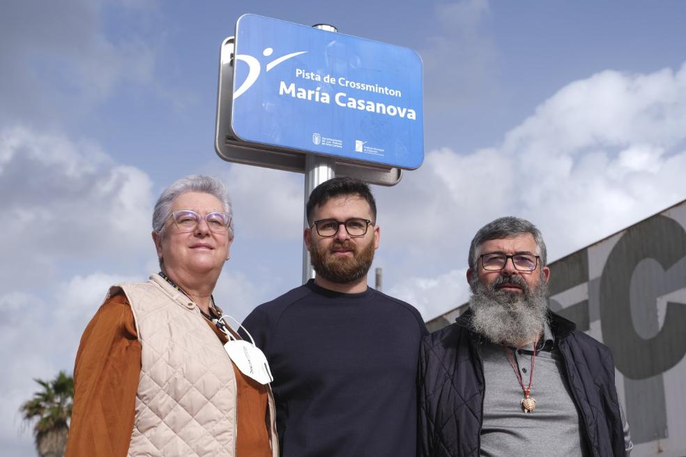 La familia de María Casanova en la pista que lleva su nombre.
