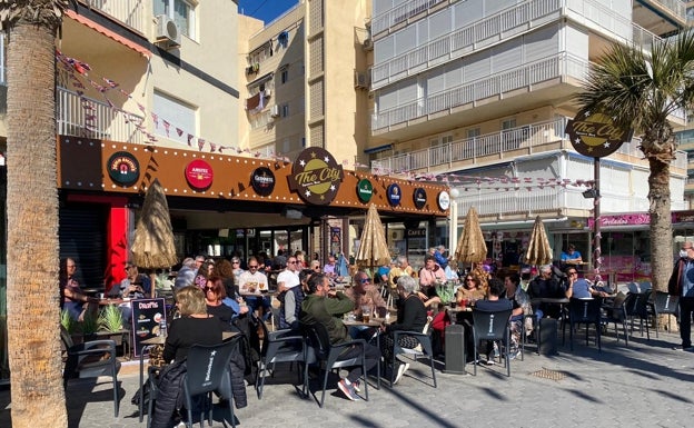 Imagen principal - Terrazas llenas en un paseo marítimo lleno de eurofans y turistas