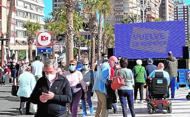 Pantallas en la playa de Benidorm.