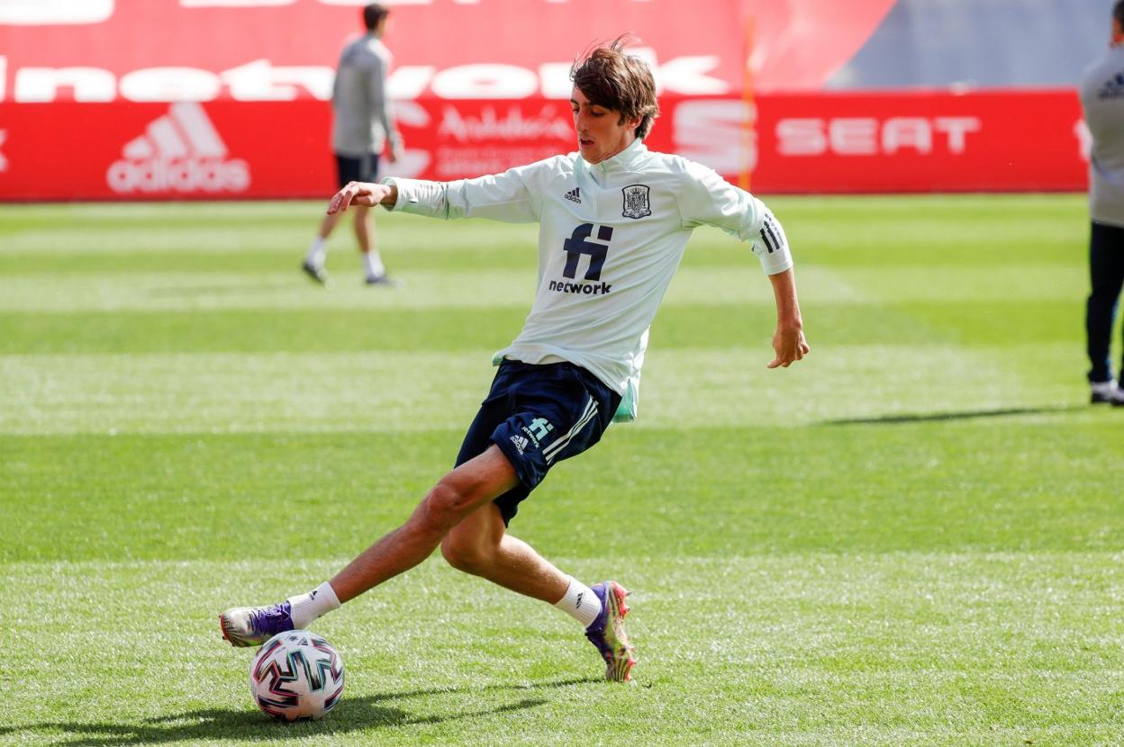 Bryan Gil, durante un entrenamiento con España en Granada. rfef